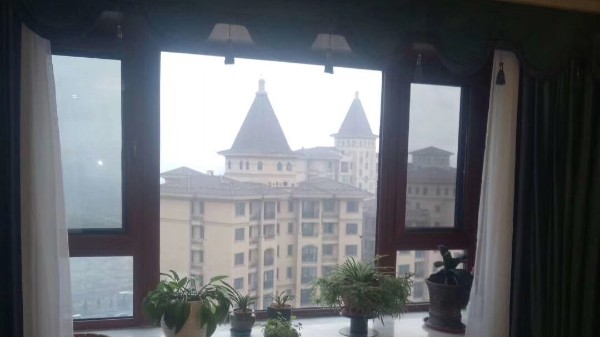 金堂木為尚陽城用戶提供鋁包木門窗